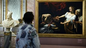 Une femme devant le tableau du peintre italien Le Caravage "Judith décapitant Holopherne" à Rome, le 30 septembre 2009