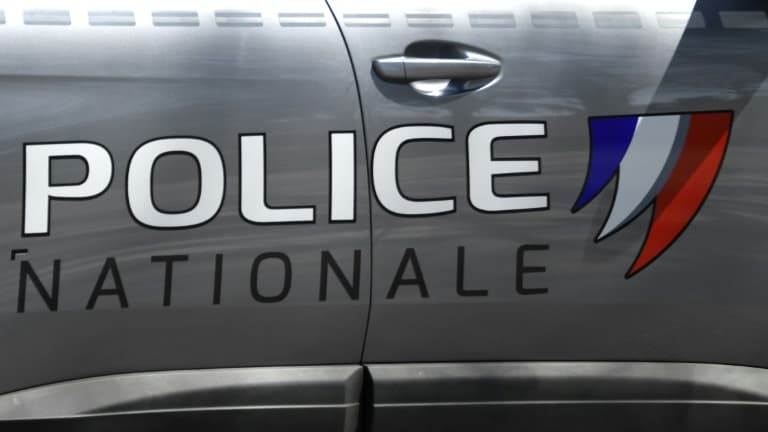 Logo de la Police nationale française, photographié sur une voiture, le 25 avril 2021 près de Paris