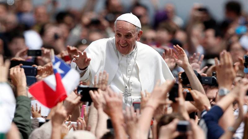 Le pape François, devant plus de 200.000 fidèles rassemblés dimanche place Saint-Pierre pour la messe de la Pentecôte, a appelé l'Eglise catholique à ne pas s'enfermer sur elle-même dans un monde en pleine mutation. /Photo prise le 19 mai 2013/REUTERS/Ton