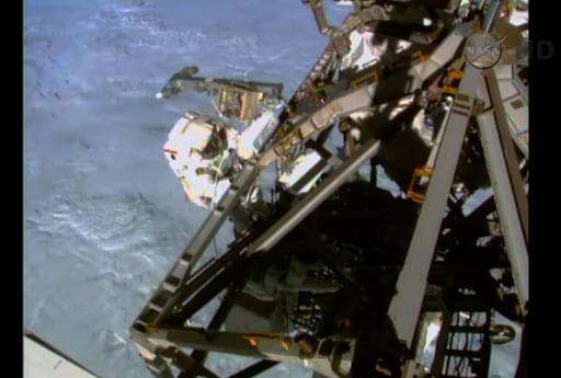 Image extraite d'une vidéo fournie par la Nasa montrant un des deux astronautes américains (G) effectuant une sortie orbitale hors de la Station spatiale internationale, le 1er mars 2015 Image extraite d'une vidéo fournie par la Nasa montrant un des deux astronautes américains (G) effectuant une sortie orbitale hors de la Station spatiale internationale, le 1er mars 2015