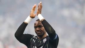 Steve Mandanda salue les supporters de l'OM au Vélodrome, le 21 mai 2022