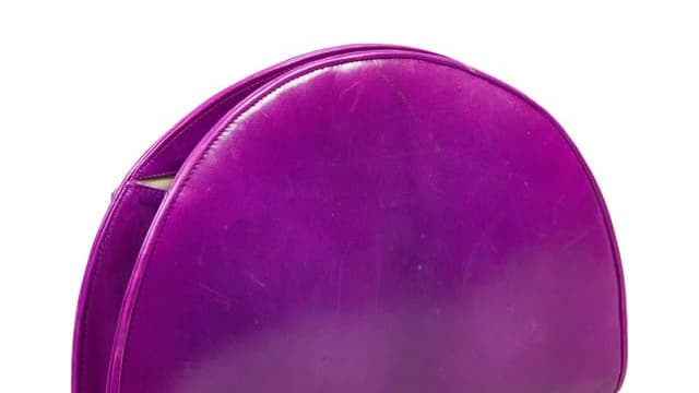 Pochette en cuir violet de la princesse Diana signée Rayne et vendue aux enchères le 27 juin par Julien's Auctions