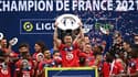 Ligue 1 : Les joueurs de Lille brandissent le trophée de champion de France