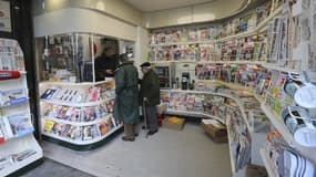 Des clients dans un kiosque à journaux de la ville