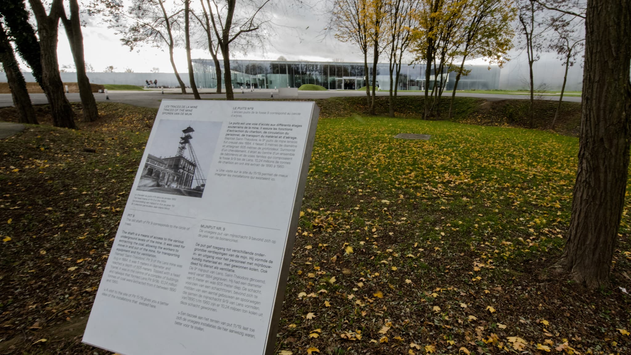 L'extérieur du Louvre-Lens. L'extérieur du Louvre-Lens.