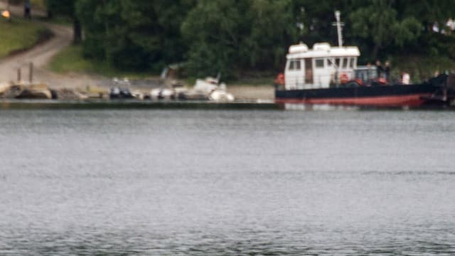 Un policier norvégien se rend sur l'île d'Utoya à bord d'un bateau (photo d'illustration).