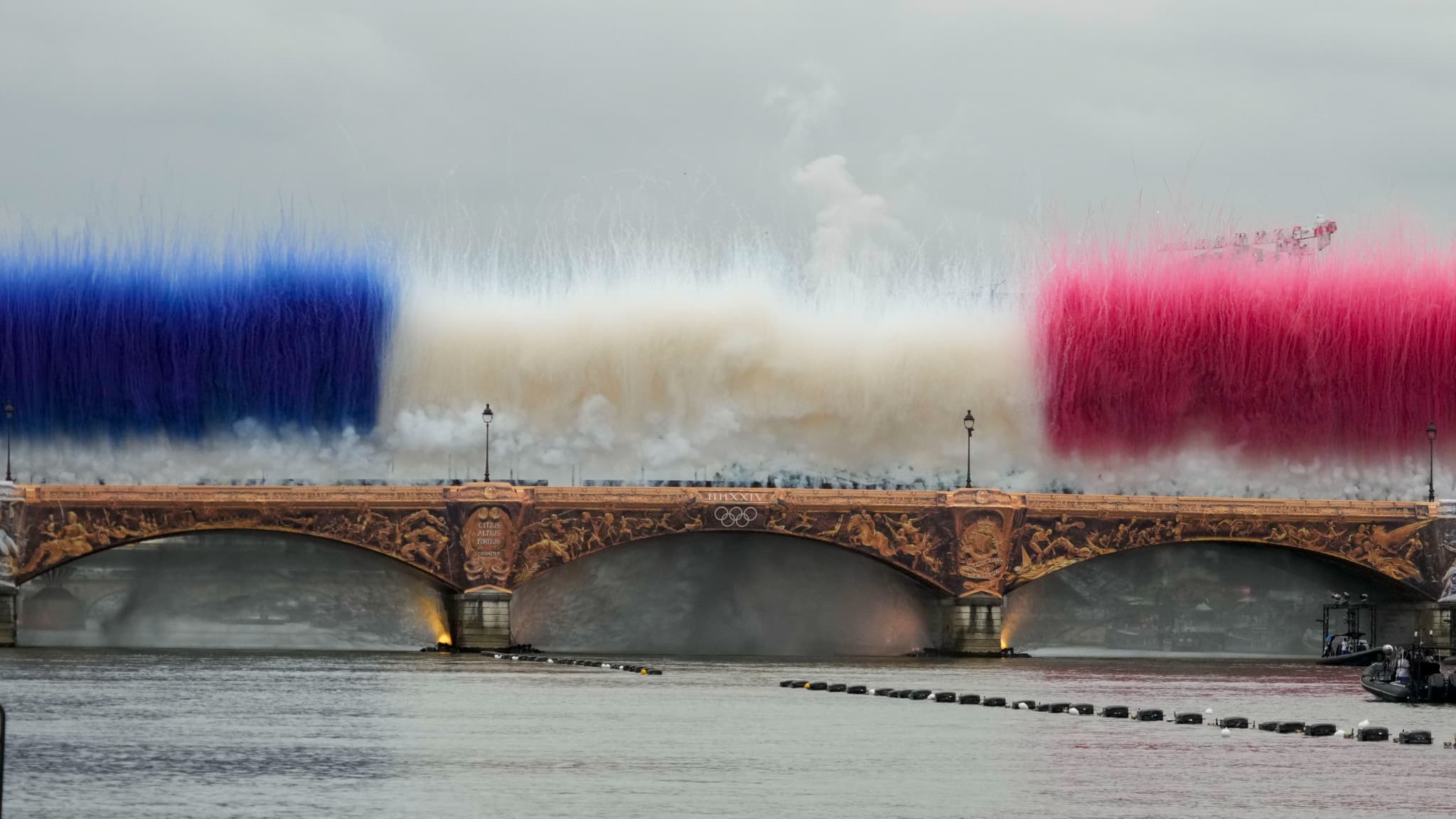 Le nuage de fumée bleu-blanc-rouge sur le pont d'Austerlitz lors de la cérémonie d'ouverture des JO le 26 juillet 2024