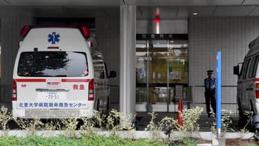 Deux ambulances attendent à l'entrée de l'hôpital universitaire de Kitazato, le 26 juillet 2016 (photo d'illustration)