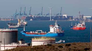 Pétroliers bloqués en rade de Marseille, devant les terminaux de Fos-Lavera. La grève dans les terminaux pétroliers du port provençal, qui menace le Sud-Est de la France d'une pénurie de carburant, est entrée mercredi dans son dixième jour. /Photo prise l