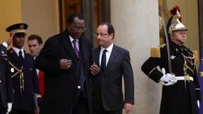 Idriss Déby, le président tchadien et Francois Hollande. Idriss Déby, a dénoncé mercredi une "violation d'accord" dans le dossier de l'organisation Arche de Zoé, affaire de tentative d'enlèvement d'enfants au Tchad il y a cinq ans. /Photo prise le 5 décem