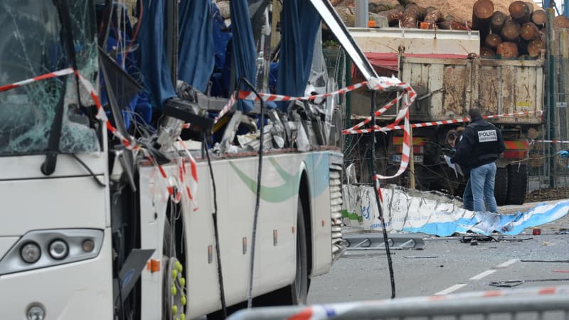 Le bus a été cisaillé sur le côté par la ridelle du camion.