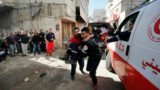 Un Palestinien est évacué par des secouristes de la Croix rouge, le 15 février 2016 après des affrontements dans le camp de réfugiés de Amari, près de Ramallah, le 15 février 2016 Un Palestinien est évacué par des secouristes de la Croix rouge, le 15 février 2016 après des affrontements dans le camp de réfugiés de Amari, près de Ramallah, le 15 février 2016