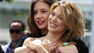 Léa Seydoux (premier plan) et Adèle Exarchopoulos, à Cannes. "La vie d'Adèle - Chapitres 1 et 2", d'Abdellatif Kechiche, est largement plébiscité par une partie de la presse et se présente comme le plus sérieux des prétendants à la Palme d'or. /Photo pris