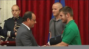 Thalys: Hollande fait chevaliers de la Légion d'honneur les trois Américains et le Britannique