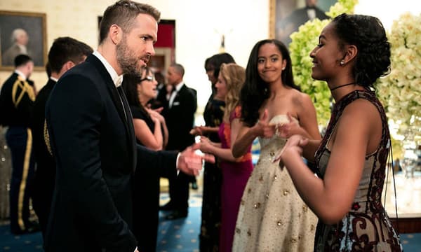 Les filles du président Obama, à leur premier dîner d'Etat, à la Maison blanche, avec l'acteur canadien Ryan Reynolds.