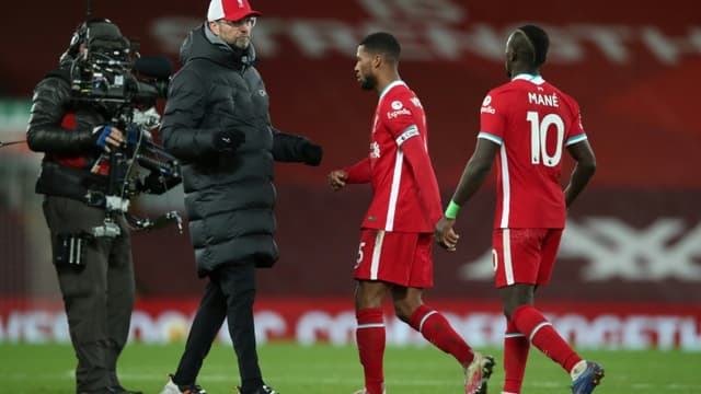 Le capitaine Georginio Wijnaldum et Sadio Mané réconfortés par l'entraîneur de Liverpool Jürgen Klopp après le revers inattendu contre Burnley à Anfield, le 21 janvier 2021