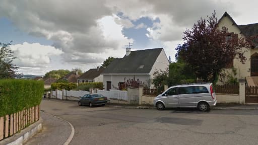 Le jeune homme a été tué dans cette rue pavillonnaire de Mantes-la-Ville, une ville administrée par le Front national depuis les dernières municipales.