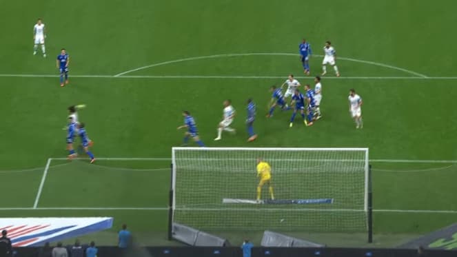 La tête de Guendouzi sur corner La tête de Guendouzi sur corner