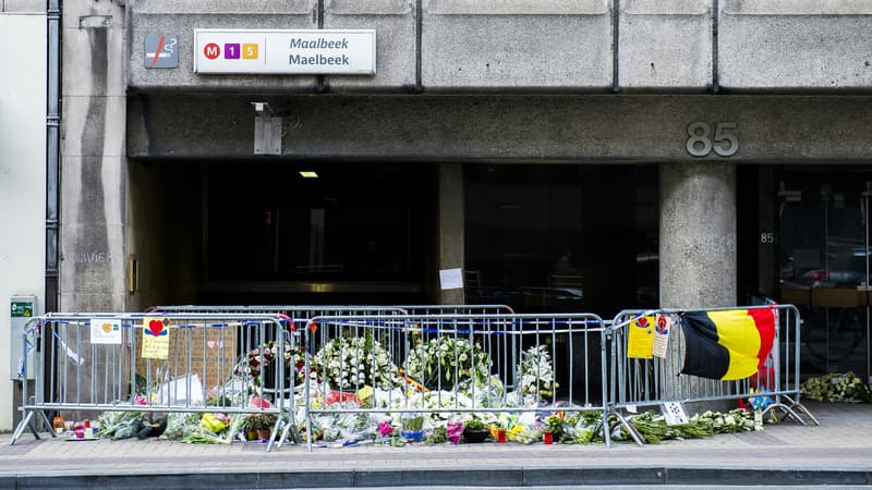 La sortie de la bouche de métro de Maelbeek à Bruxelles, emplie de de fleurs après l'attentat, le 30 mars 2016.