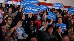 Des partisans du démocrate Bernie Sanders fêtent la victoire de leur candidat à l'élection primaire dans l'Etat du New Hampshire, le 9 février 2016 à Concord (Etats-Unis)