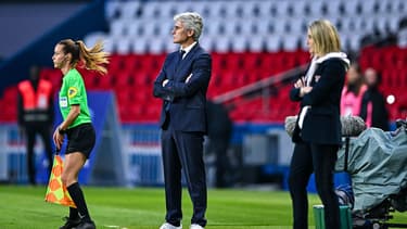 Gérard Prêcheur aux côtés de Sonia Bompastor lors de PSG-OL, le 21 mai 2023.