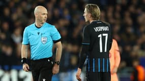 L'arbitre Anthony Taylor annule le but de Roméo Vermant lors de Club Bruges-Barça (3-3, Ligue des champions), le 5 novembre 2025