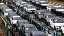 Des wagons transportant des véhicules Volkswagen neufs stationnent sur les voies d’une gare de triage à Munich (Bavière).
