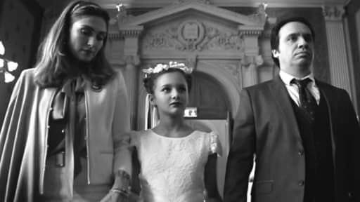 Julie Gayet et Alexandre Astier jouent le rôle des parents dans le court-métrage.