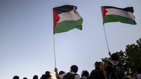 Des personnes brandissant le drapeau palestinien à Barcelone, en Espagne, le 13 juin 2024. 