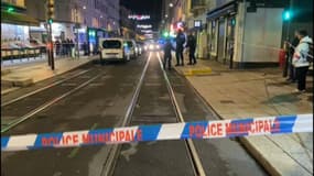 Un individu qui menaçait la population avec un couteau à Saint-Etienne a été tué par la police mardi soir. 