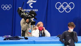 Un caméraman filme des patineurs aux JO de Pékin, le 3 février 2022