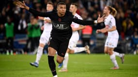 Kylian Mbappé buteur décisif dans la victoire de Paris face au SCO Angers en championnat au Parc des Princes, le 15 octobre 2021 
