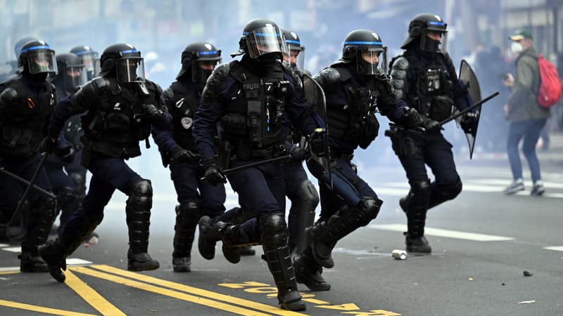 Des policiers en tenue d'intervention lors de la manifestation contre la réforme des retraites, le 23 mars à Paris.