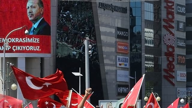 Manifestation anti-coup d'Etat en Turquie le 16 juillet 2016.