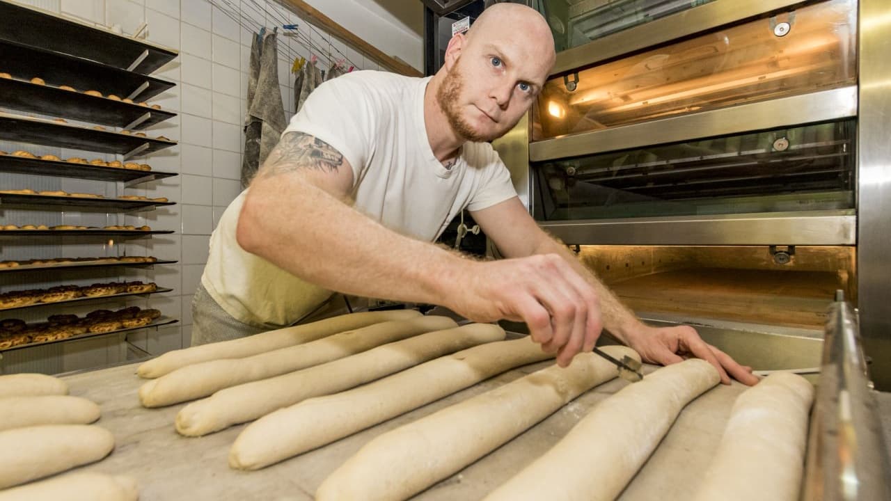 Jonathan Rigaut en train de faire du pain dans sa boulangerie.