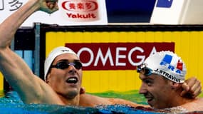 Lacourt et Stravius se congratulent après avoir réalisé qu'ils étaient tous les deux champions du monde du 100 m dos.