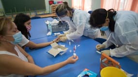 Des enseignants se soumettent à des tests PCR avant la rentrée scolaire, le 1er septembre 2020 à Ronda, dans le sud de l'Espagne (photo d'illustration)