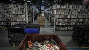 Des allées, des caisses et des colis de livres d'occasion dans l'entrepôt de Recyclivre à Villabé, au sud de Paris, le 29 mars 2023