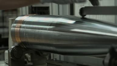 Un obus destiné à un canon Caesar dans l'usine KNDS à Bourges, dans le Cher