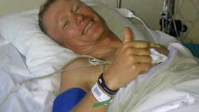 Alexandre Vinokourov souriant après son opération