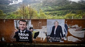 Des affiches représentant Emmanuel Macron et Marine Le Pen, le 24 avril 2022 à Bachos (Haute-Garonne)