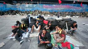 Les opposants au gouvernement thaïlandais retranchés dans le quartier commerçant de Bangkok consolidaient lundi leurs positions, après des rumeurs d'une attaque de l'armée à l'aube qui n'a finalement pas eu lieu. /Photo prise le 26 avril 2010/REUTERS/Vive