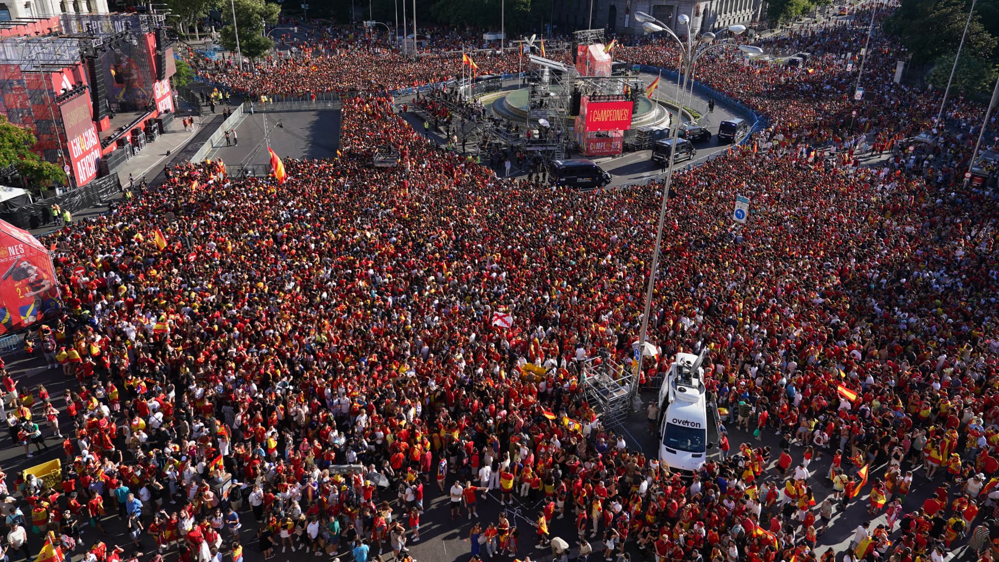 La place de Cybèle noire de monde à Madrid pour le retour de la Roja après l'Euro, le 15 juillet 2024