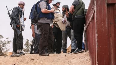 Le journaliste Steven Sotloff (avec le casque noir) en conversation avec des rebelles libyens sur le front d’al-Daniya, en Libye, le 2 juin 2011