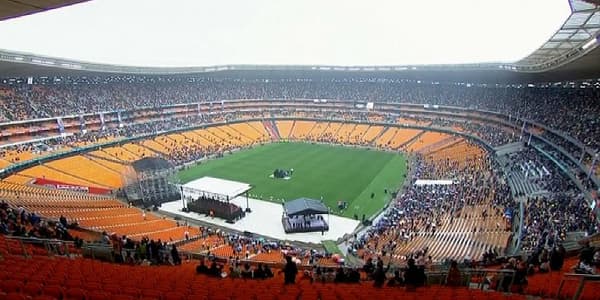 Le Soccer City Stadium de Soweto se remplit progressivement. Le Soccer City Stadium de Soweto se remplit progressivement.