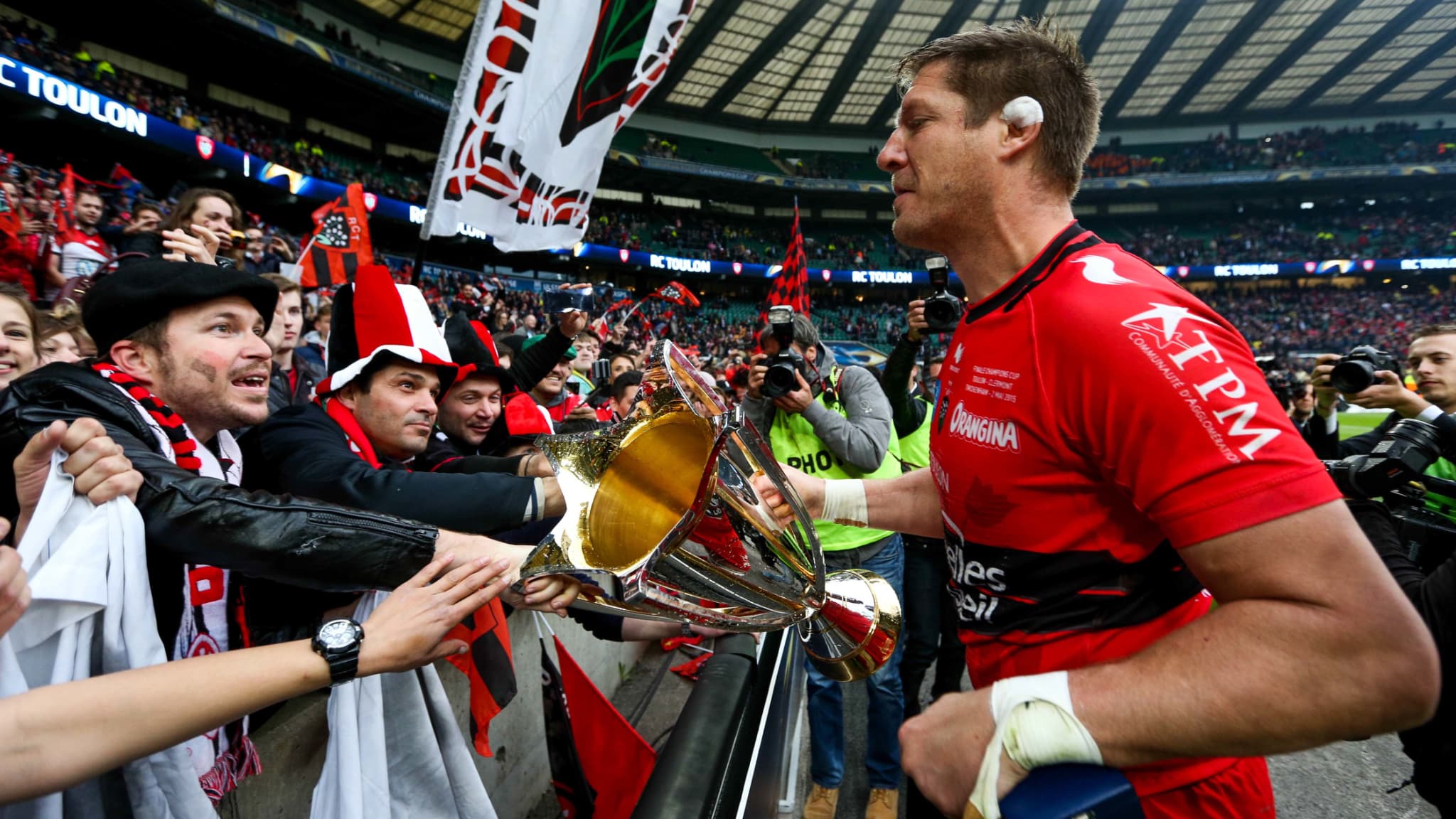 Bakkies Botha, célébrant le titre de champion d'Europe 2015. Bakkies Botha, célébrant le titre de champion d'Europe 2015.