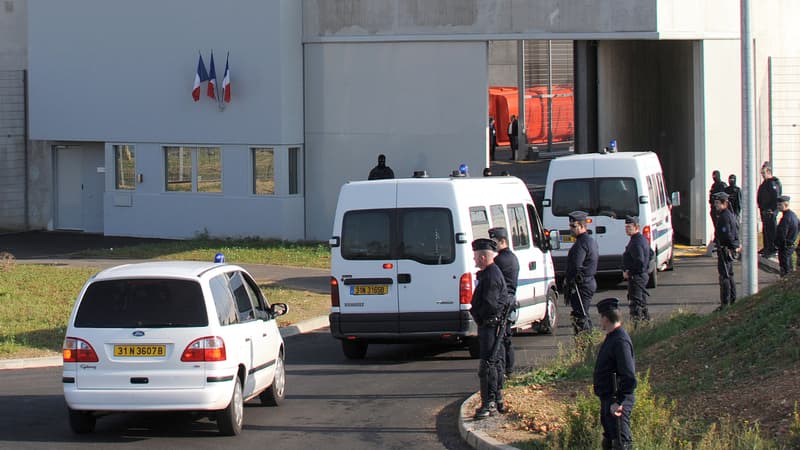 Depuis 2010, le personnel pénitentiaire a pris le relais de la police et de la gendarmerie pour assurer l'extraction des détenus.