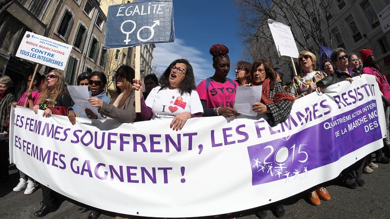Plusieurs manifestations se sont déroulées, ce dimanche, partout en France, pour le défendre le droit des femmes. Comme ici, à Paris,