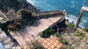 La terrasse du restaurant Coco Beach à l'abandon à Nice, en janvier 2025, huit ans après l'incendie qui a ravagé l'établissement.