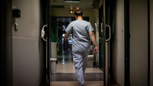 Une infirmière dans le couloir d'une maternité parisienne